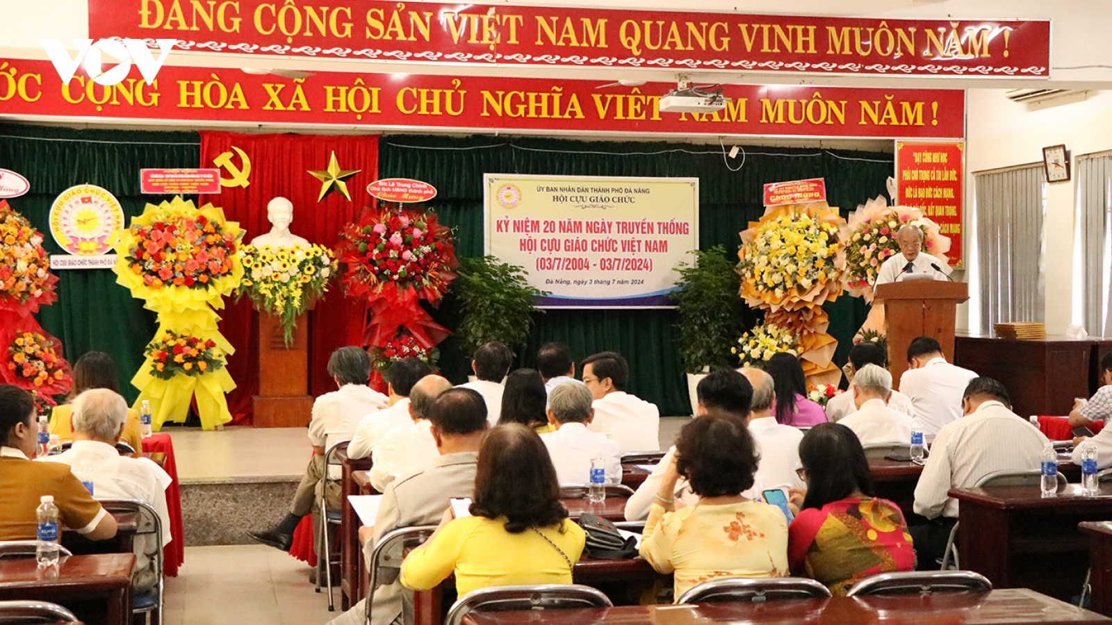 Hơn 200 nhà giáo Đà Nẵng nhận Kỷ niệm chương Vì sự nghiệp Hội Cựu giáo chức VN